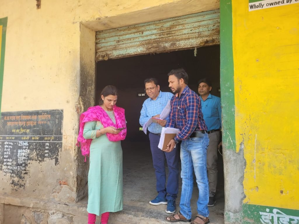 रासायनिक उर्वरक की उपलब्धता व वितरण व्यवस्था को जांचने लिए कलेक्टर ने किया औचक निरीक्षण | New India Times