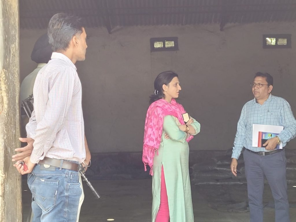 रासायनिक उर्वरक की उपलब्धता व वितरण व्यवस्था को जांचने लिए कलेक्टर ने किया औचक निरीक्षण | New India Times