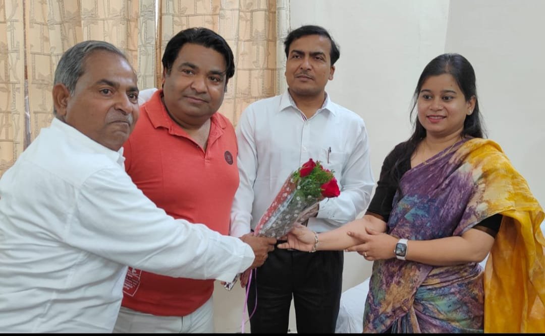 वक्फ बोर्ड अध्यक्ष मुन्ना उर्फ फैयाज ठेकेदार ने मुख्य अधिकारी सना सिद्दीकी से की मुलाकात | New India Times