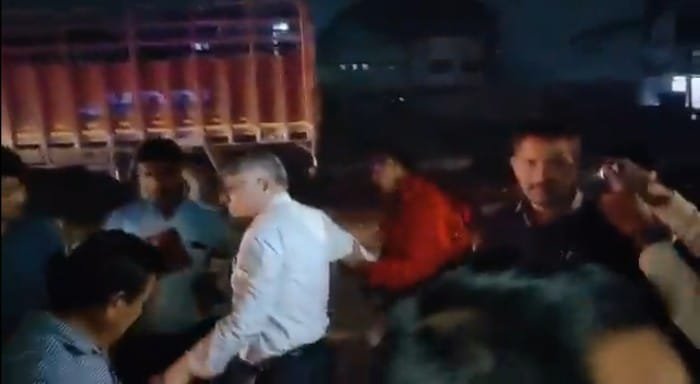 नशे में धुत जनपद खीरी के सीएमओ अरुणेंद्र त्रिपाठी ने पत्रकारों के साथ की अभद्रता | New India Times