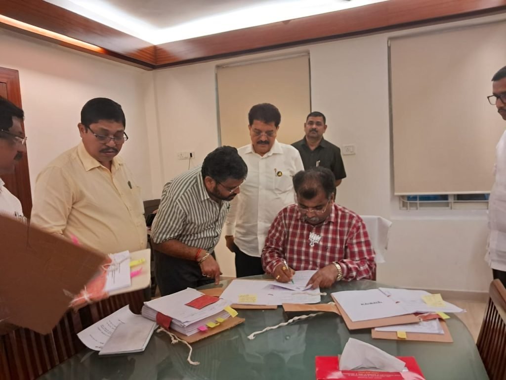 निधि के अभाव से प्रभावित हो रहा है जलगांव जिले का बुनियादी विकास, पश्चिमी महाराष्ट्र को तरजीह देने का लगा आरोप | New India Times