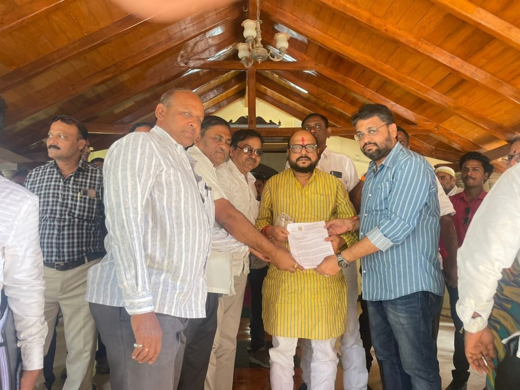 निधि के अभाव से प्रभावित हो रहा है जलगांव जिले का बुनियादी विकास, पश्चिमी महाराष्ट्र को तरजीह देने का लगा आरोप | New India Times