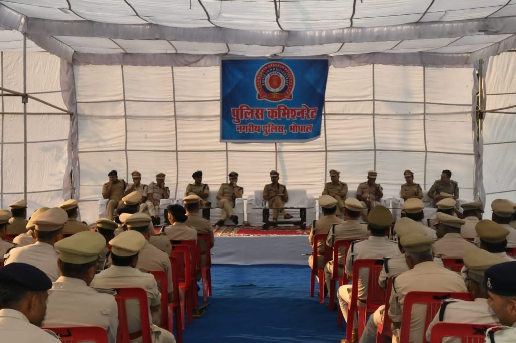 परेड अनुशासन की जड़ है, इसे अपनी दिनचर्या में शामिल करें: पुलिस आयुक्त मकरंद देउस्कर | New India Times