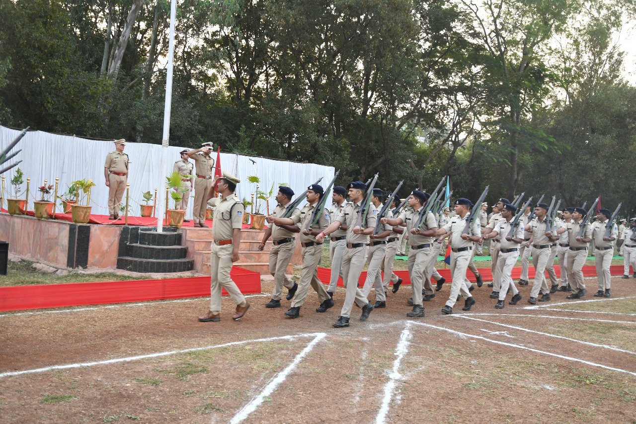 परेड अनुशासन की जड़ है, इसे अपनी दिनचर्या में शामिल करें: पुलिस आयुक्त मकरंद देउस्कर | New India Times