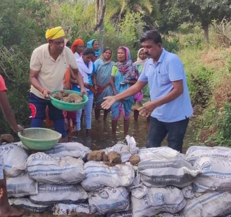 बिरसा मुंडा की जयंती सेवा सप्ताह के रूप में मनाते हुए भाजपा नेता का दिखा अनोखा अंदाज, जनता के साथ किया बांध का निर्माण | New India Times