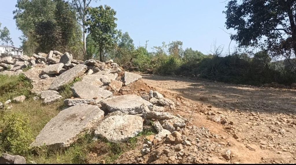 ठेकेदार की मनमानी के चलते सुविधा असुविधा में हुई तब्दील, जिम्मेदार अधिकारी बने अंजान | New India Times