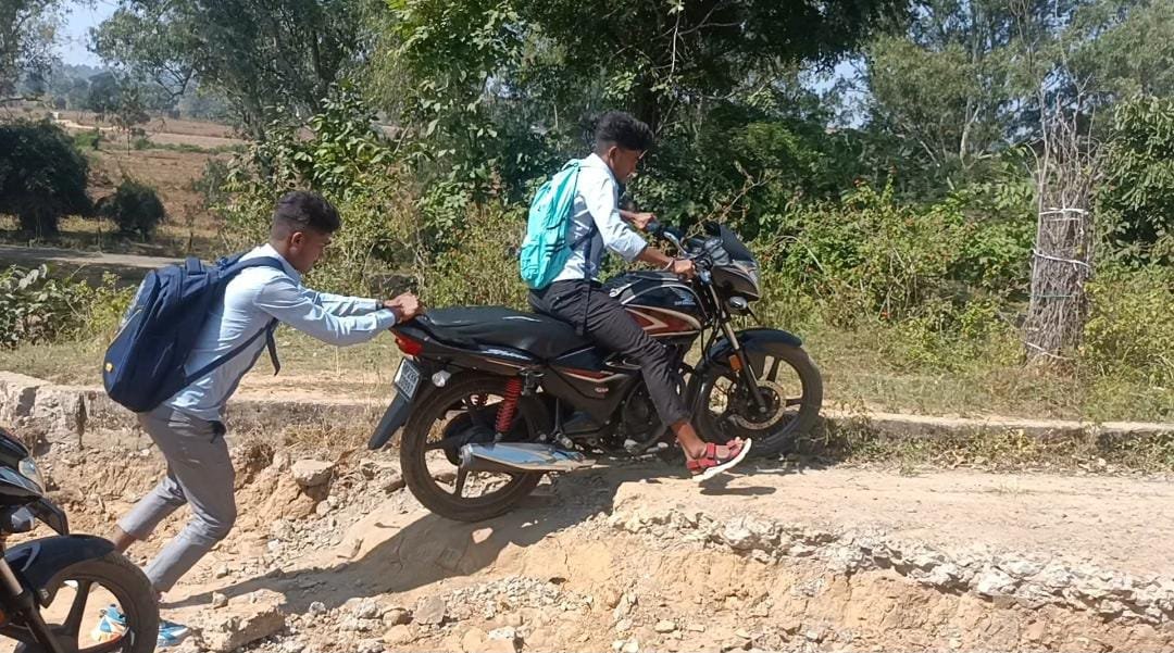 ठेकेदार की मनमानी के चलते सुविधा असुविधा में हुई तब्दील, जिम्मेदार अधिकारी बने अंजान | New India Times