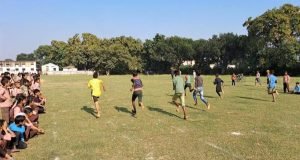 एक केला व दो रुपये के बिस्किट के सहारे खेल मैदान में डटे रहे बच्चे | New India Times