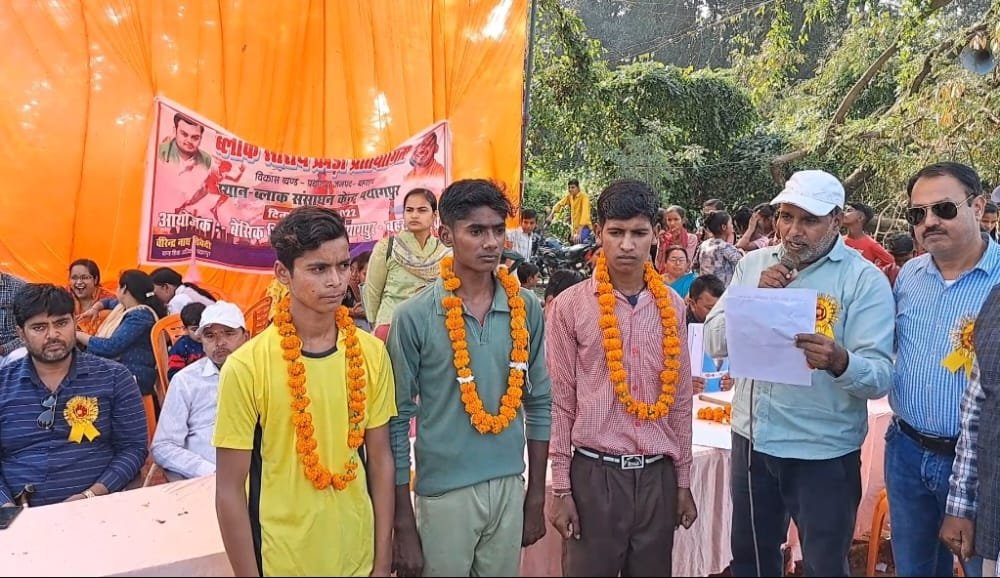 एक केला व दो रुपये के बिस्किट के सहारे खेल मैदान में डटे रहे बच्चे | New India Times