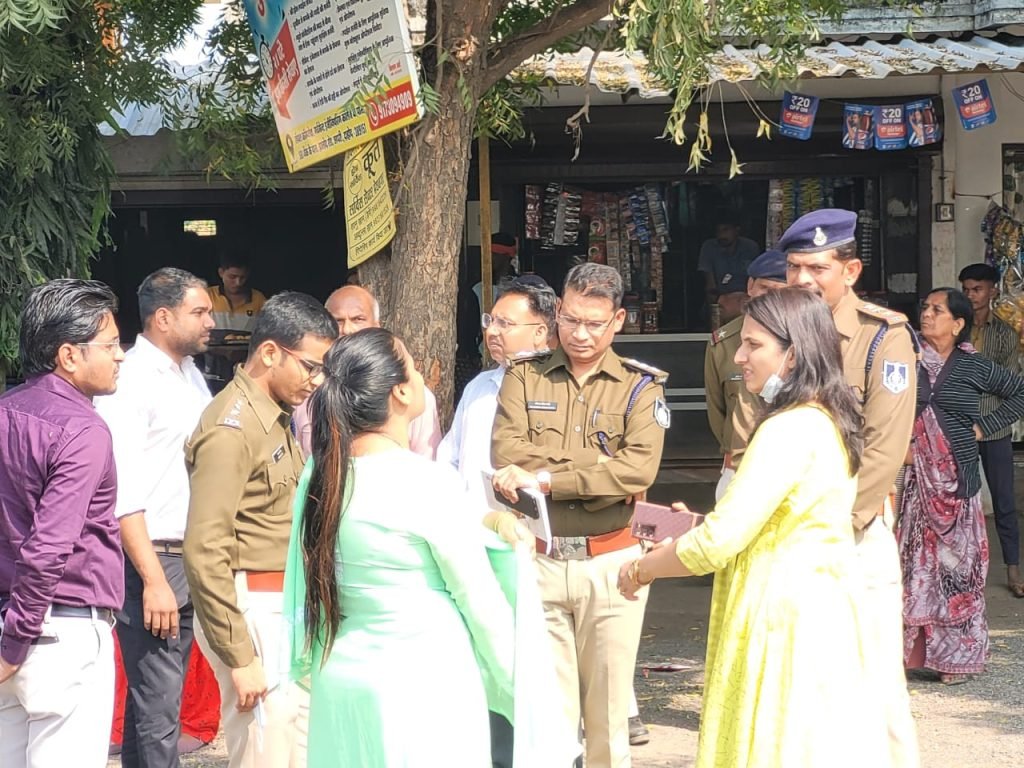 जिला कलेक्टर और पुलिस कप्तान दुर्घटना स्थल का जायजा लेने पहुंचे पीपलखूंटा, तीन लोगों की दुघर्टना में मौके पर ही हुई थी मौत | New India Times