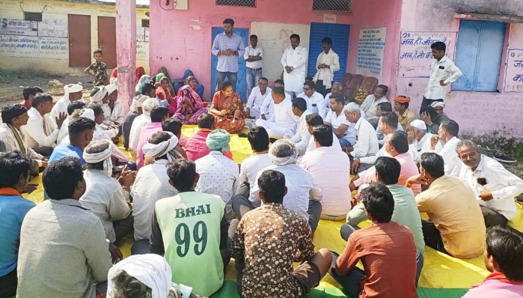 सुदूर वनवासी क्षेत्र ग्राम जामठी में पूर्व मंत्री श्रीमती अर्चना चिटनिस ने मनाई बिरसा मुण्डा की जयंती | New India Times