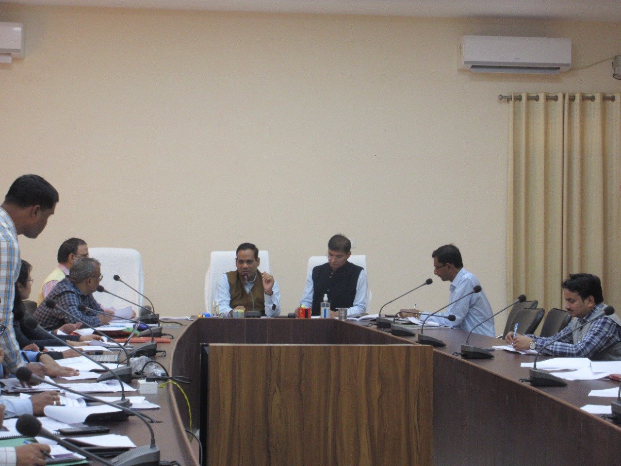 डीएम ने खराब प्रगति पर स्टेट बैंक ऑफ इंडिया सहित कई बैंको को जारी किया नोटिस. बैंकों में बिचौलिये पाये जाने पर होगी दण्डात्मक कार्यवाही: डीएम | New India Times