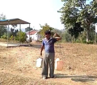 पेयजल समस्या से जनता परेशान, जिम्मेदार बेखबर, मीलों दूर से नदी से कर रहे पेयजल आपूर्ति, गर्मी में क्या होगा हाल | New India Times