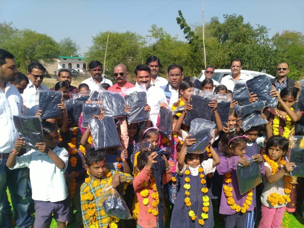 स्कूली बच्चों को स्वेटर, पेन व मीठा वितरण कर महेंद्र खल्ला का मनाया गया जन्मदिन | New India Times