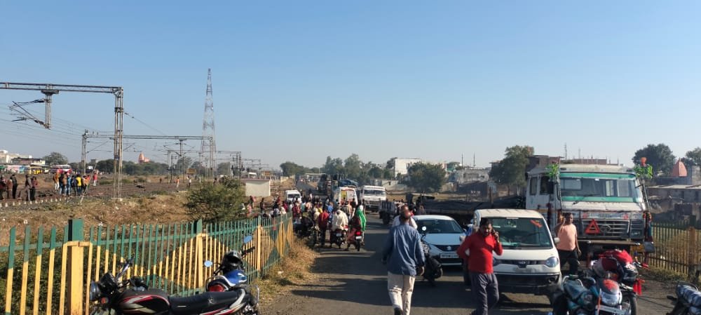 बामनिया रेलवे क्रॉसिंग पर दर्दनाक हादसा, रेलवे क्रॉसिंग पर खड़े राहगीरों को ट्रक ने रोदा तीन की मौत | New India Times