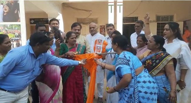 कांग्रेसियों ने बाबा रामदेव की प्रतिमा पर मारे जूते | New India Times