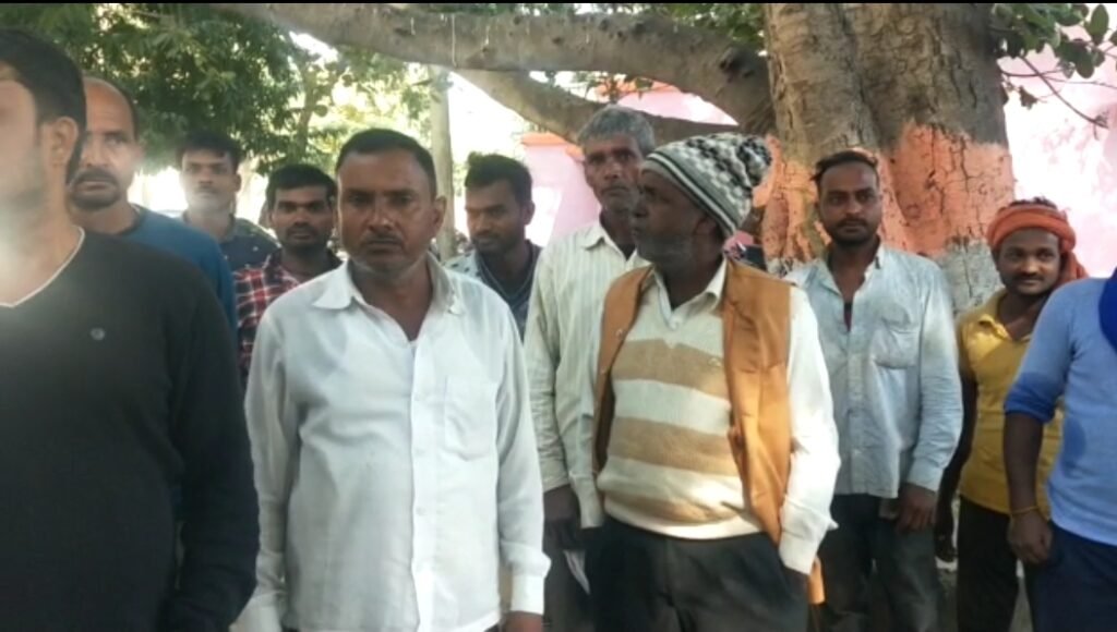 फसल नष्ट कर रहे छुट्टा गोवंशीय पशुओं से परेशान किसानों ने पशुओं को ब्लाक परिसर में हांका 3 फसल नष्ट कर रहे छुट्टा गोवंशीय पशुओं से परेशान किसानों ने पशुओं को ब्लाक परिसर में हांका | New India Times