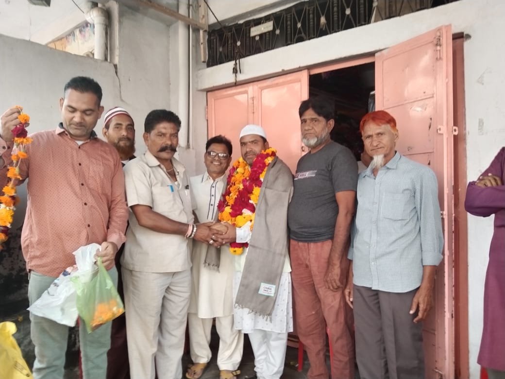 उमरह यात्रियों को फुलों की मालाएं पहनाकर किया गया सत्कार व सम्मान | New India Times