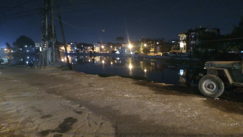 मुंशी हुसैन खान तालाब की टूटी हुई बाउंड्रीवाल कभी भी बन सकता है दुघर्टना का कारण 2 मुंशी हुसैन खान तालाब की टूटी हुई बाउंड्रीवाल कभी भी बन सकता है दुघर्टना का कारण | New India Times