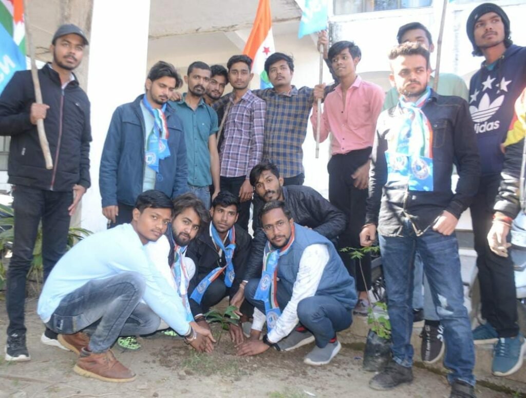 76 साल की हुईं सोनिया गांधी, NSUI ने भोपाल में पौधारोपण कर मनाया जन्मदिन 2 76 साल की हुईं सोनिया गांधी, NSUI ने भोपाल में पौधारोपण कर मनाया जन्मदिन | New India Times