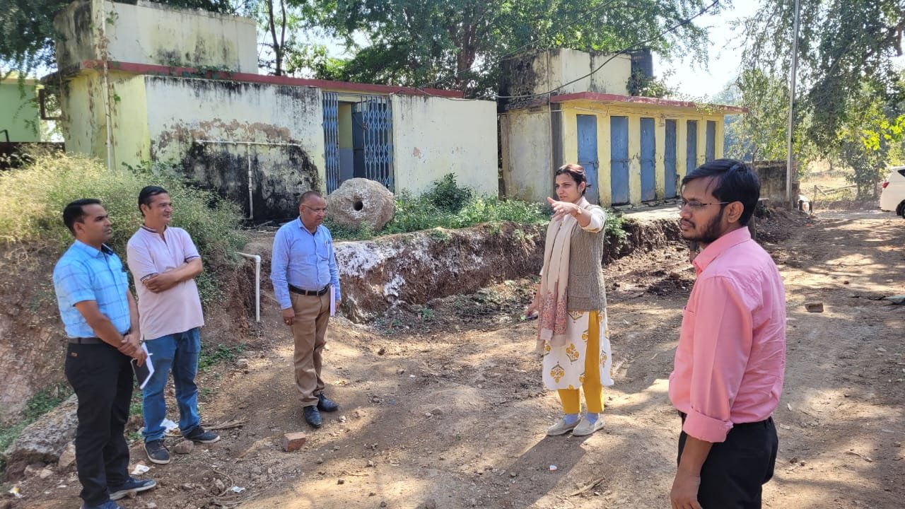 कलेक्टर ने निर्माणाधीन विद्यालय व बालक बालिका छात्रावास का किया औचक निरीक्षण | New India Times