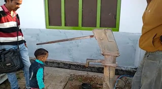हेडपंप से निकलता है ऐसा गंदा पानी जो ना तो पीने के काम का है और ना ही नहाने के 2 हेडपंप से निकलता है ऐसा गंदा पानी जो ना तो पीने के काम का है और ना ही नहाने के | New India Times