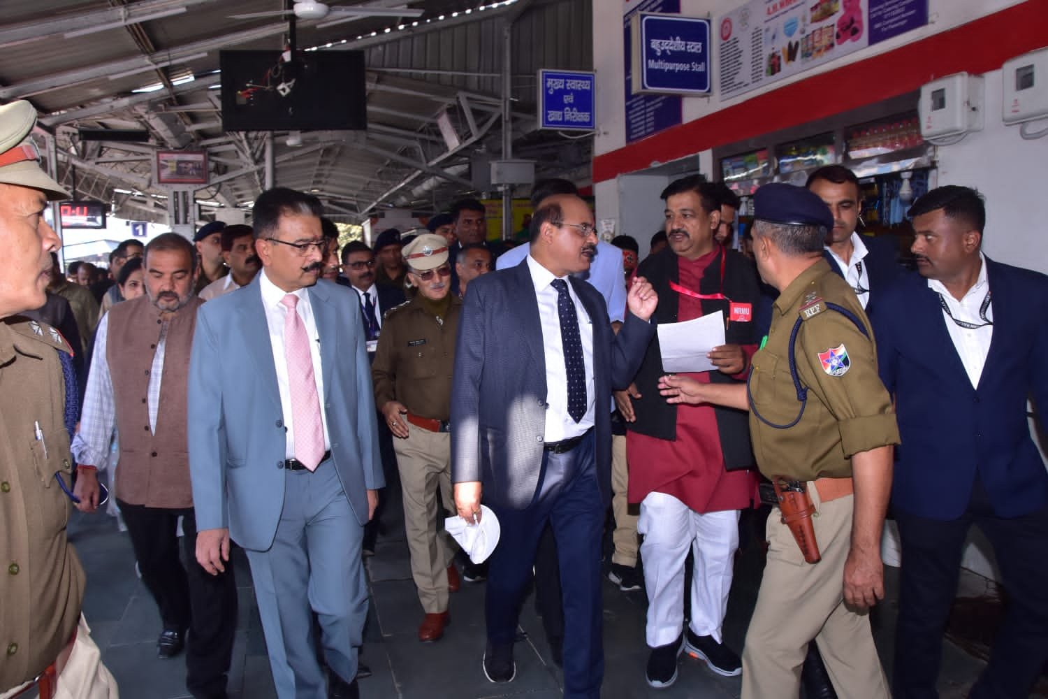 महाप्रबंधक उत्तर रेलवे के निरीक्षण हेतु शाहजहांपुर आगमन पर एडीएस नरेंद्र त्यागी के नेतृत्व में एनआरएमयू ने सौंपा 17 सूत्रीय मांगपत्र | New India Times