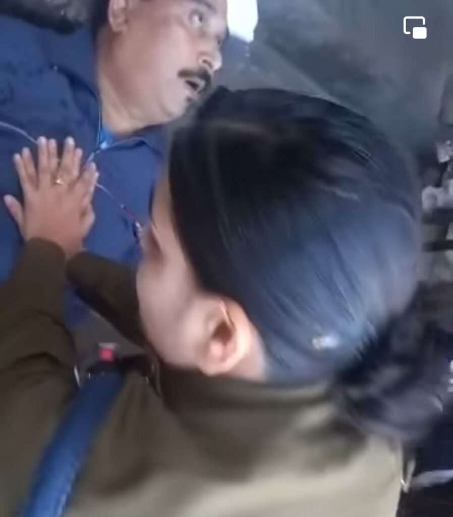 ग्वालियर में गोले का मंदिर चौराहे पर एक व्यक्ति को राह चलते आया हार्ट अटैक, चौराहे पर तैनात महिला ट्रैफिक सूबेदार सोनम पाराशर ने CPR देकर बचाई जान | New India Times