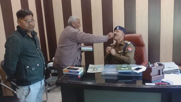 यूपी पुलिस से न्याय मिलने की खुशी में लड्डू लेकर एसीपी कार्यालय पहुंचा रिटायर्ड फौजी | New India Times