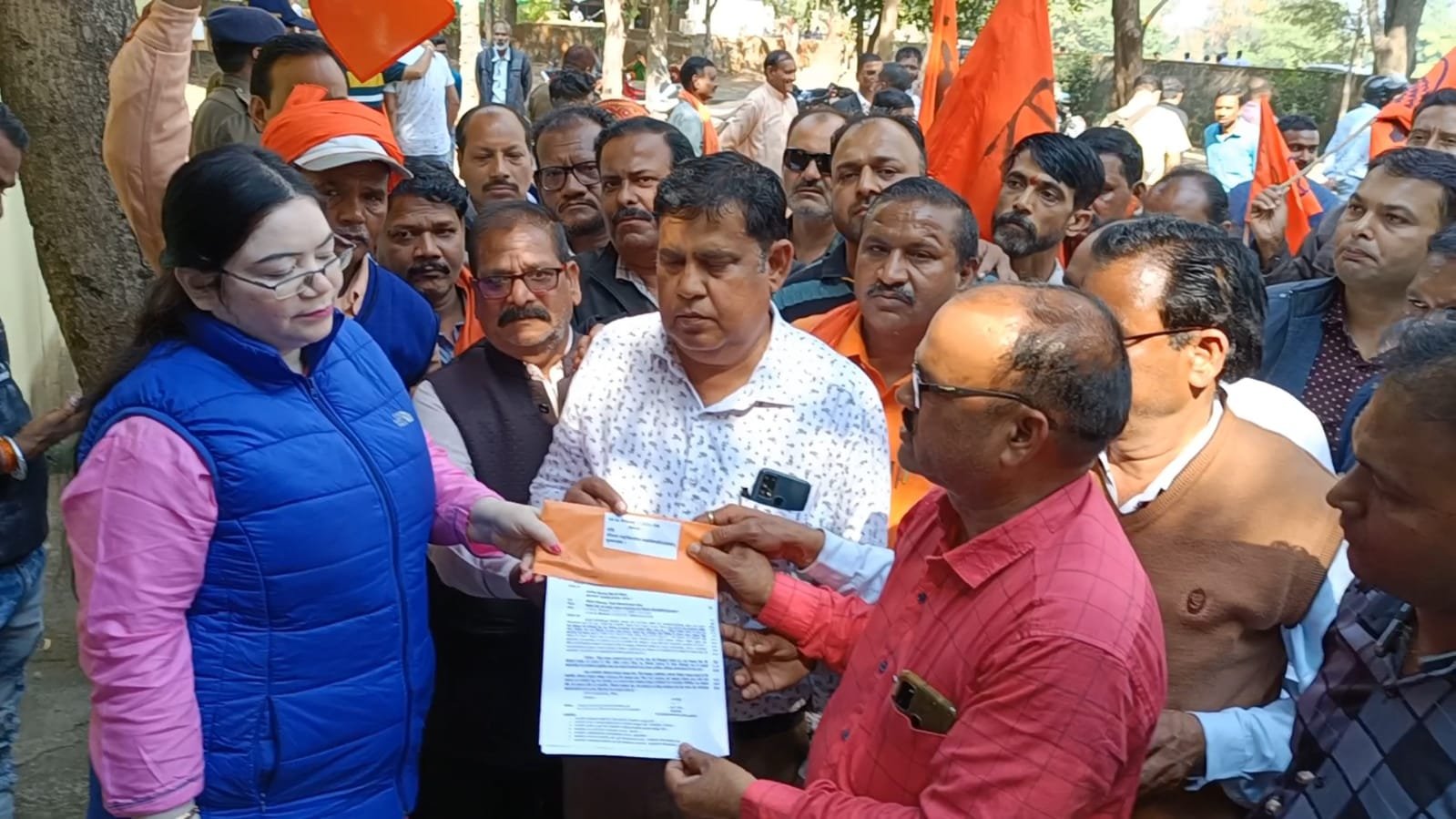 भारतीय कोयला मजदूर संघ द्वारा 4 सूत्रीय मांगों को लेकर एसडीएम को सौंपा गया ज्ञापन, सरकार द्वारा बात नहीं मानने पर उग्र आंदोलन की गई चेतावनी | New India Times