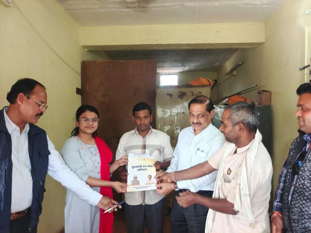 ग्राम पंचायत परवलिया थांदला में प्रदान किये गये मुख्यमंत्री जनसेवा अभियान स्वीकृति पत्र | New India Times