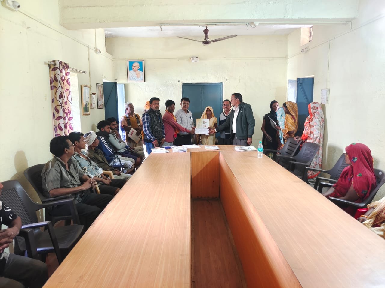 ग्राम पंचायत परवलिया थांदला में प्रदान किये गये मुख्यमंत्री जनसेवा अभियान स्वीकृति पत्र | New India Times