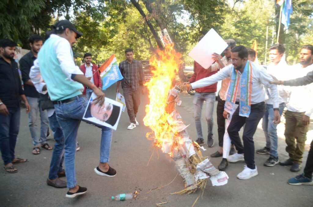 एनएसयूआई मेडिकल विंग के कार्यकर्ताओं ने मेडिकल विश्वविद्यालय की अनियमितताओं को लेकर चिकित्सा शिक्षा मंत्री विश्वास सारंग का किया पुतला दहन | New India Times