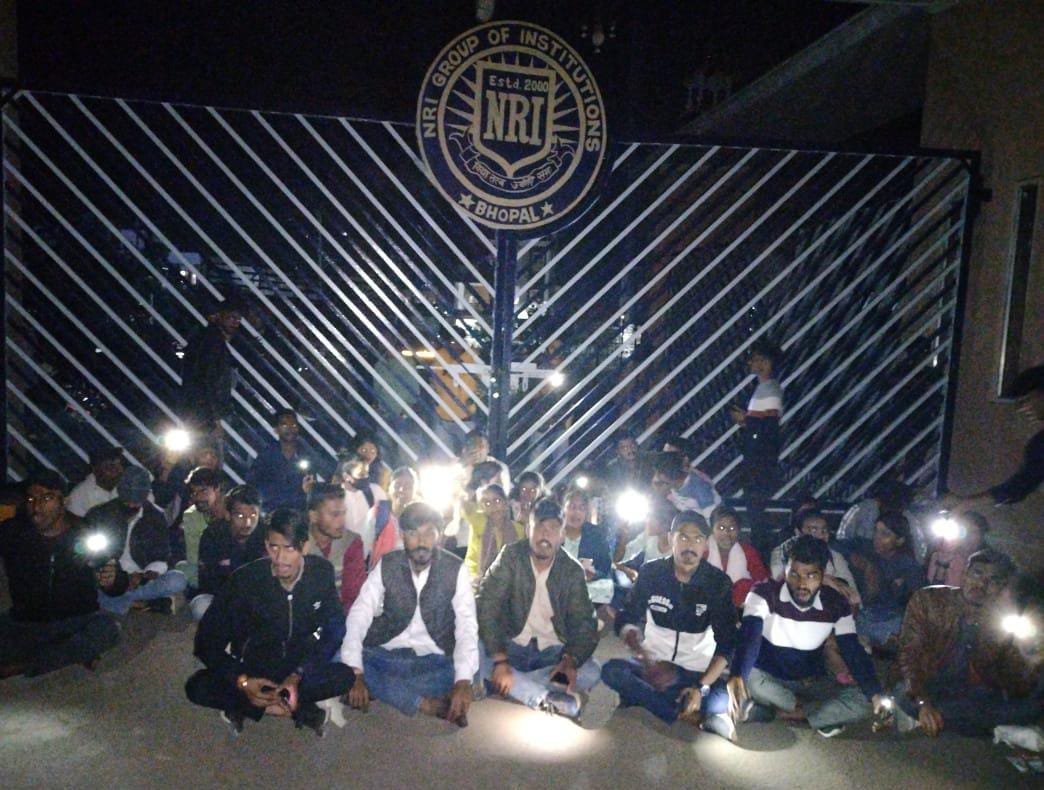 एनआरआई कॉलेज के बाहर देर रात तक धरने पर बैठे नर्सिंग के छात्र-छात्राएं कॉलेज संचालक के खिलाफ कर रहे हैं कार्यवाही की मांग | New India Times