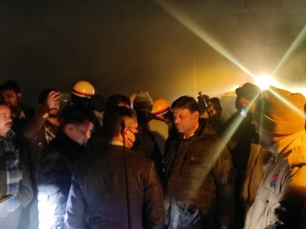 रैन बसेरे का औचक निरीक्षण कर जिलाधिकारी ने लिया व्यवस्थाओं का जायजा | New India Times