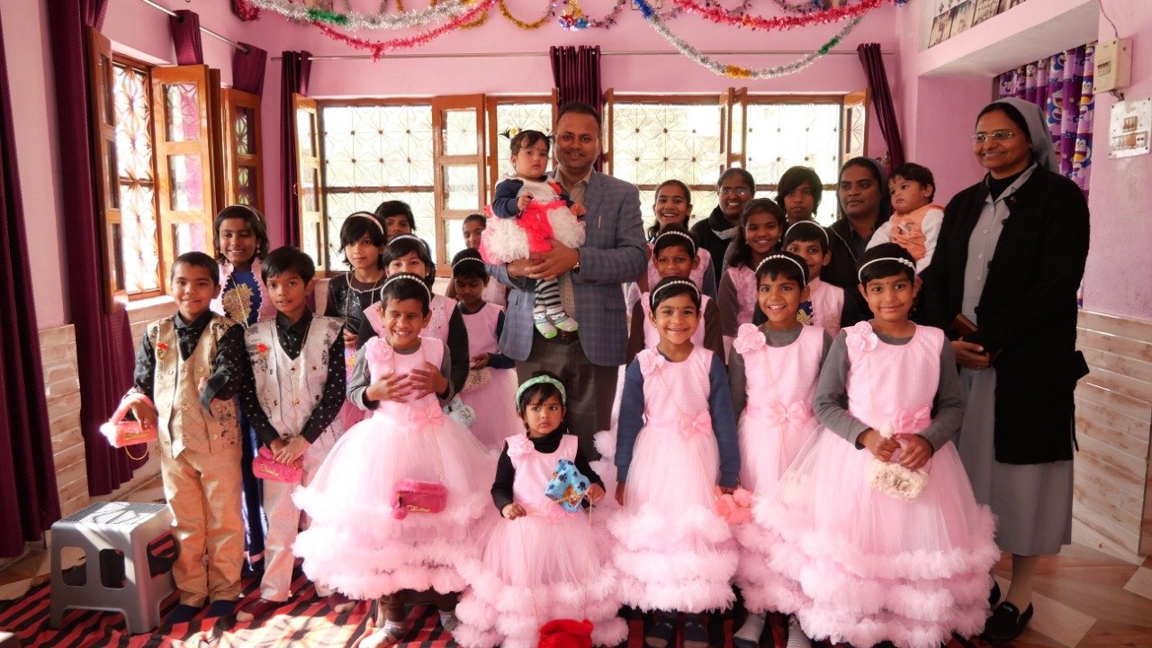 जिलाधिकारी ने सेंट ज्यूड फाउंलिंग होम अनाथालय में बच्चों से किया वादा निभाते क्रिसमस डे किया सेलिब्रेट, बच्चों को फल, मिठाइयां, चॉकलेट और खिलौने आदि का किया वितरण | New India Times