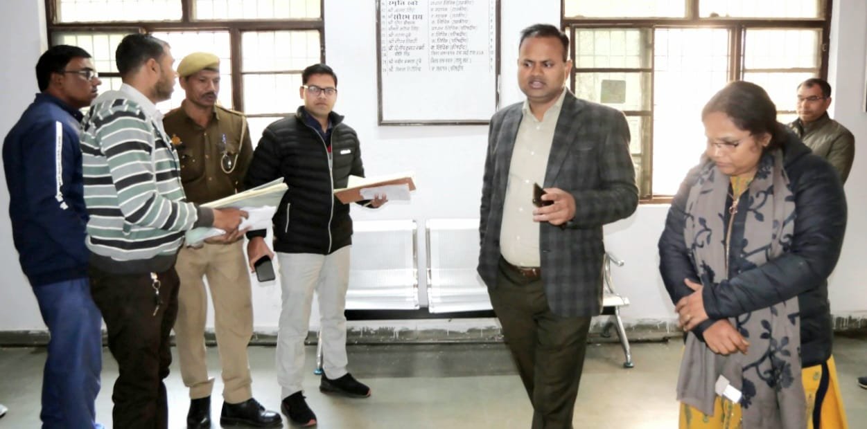 जिलाधिकारी ने जिला बेसिक शिक्षा अधिकारी कार्यालय का किया औचक निरीक्षण, निरीक्षण से मचा हड़कंप | New India Times