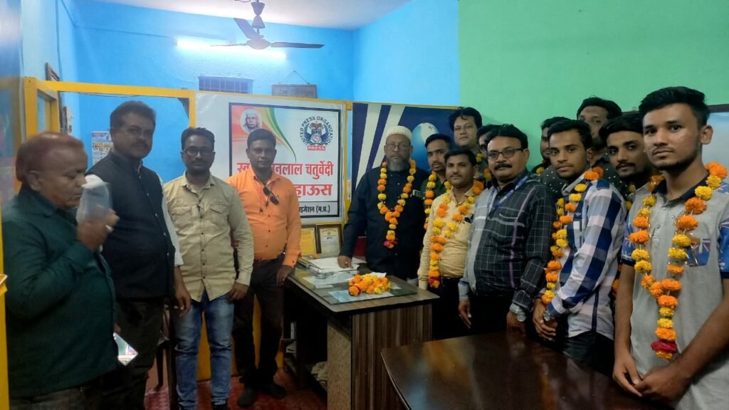 बुरहानपुर में 13 पत्रकारों ने राष्ट्रीय पत्रकार मोर्चा की ली सदस्यता, मुल्ला तफज्जुल मुलायमवाला ने माला पहनाकर किया स्वागत | New India Times