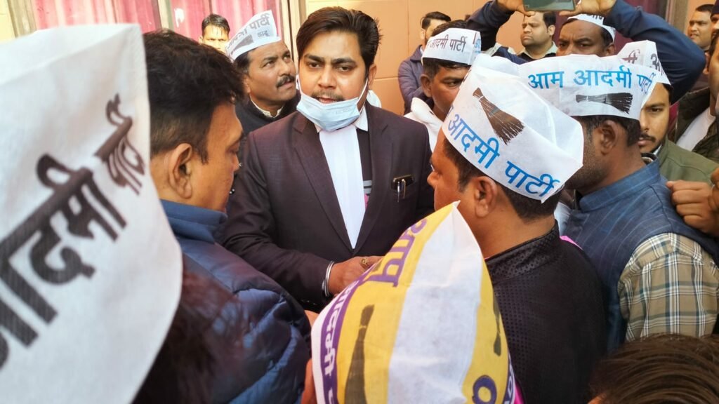 हाथ ठेले वाले दुकानदारों को हटाए जाने के विरोध में आम आदमी पार्टी ने किया निगम कमिश्नर का घेराव | New India Times