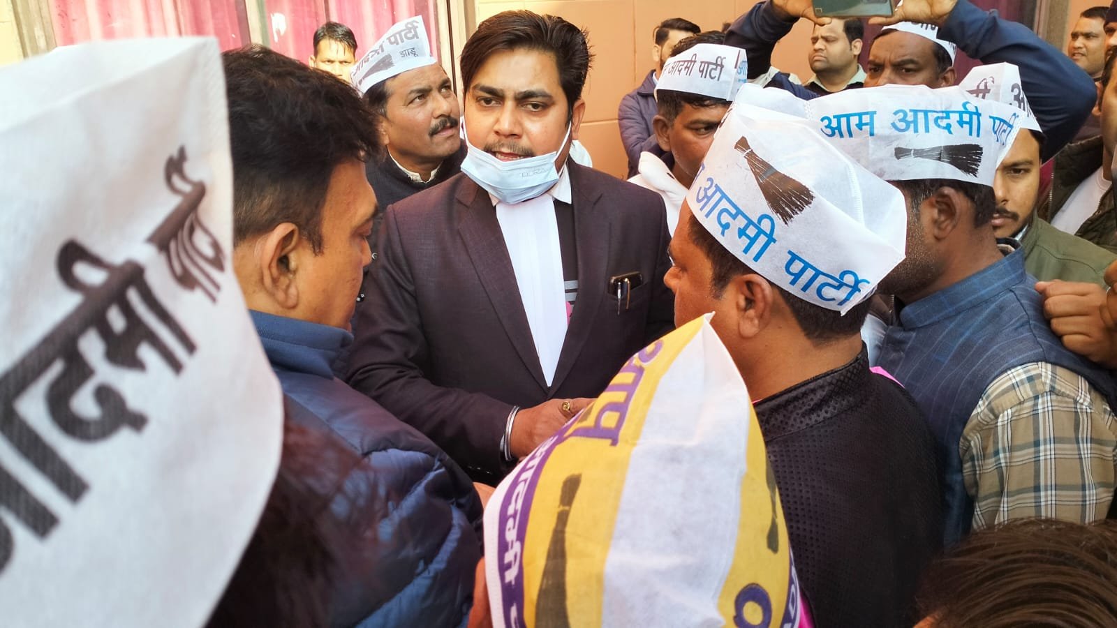 हाथ ठेले वाले दुकानदारों को हटाए जाने के विरोध में आम आदमी पार्टी ने किया निगम कमिश्नर का घेराव | New India Times