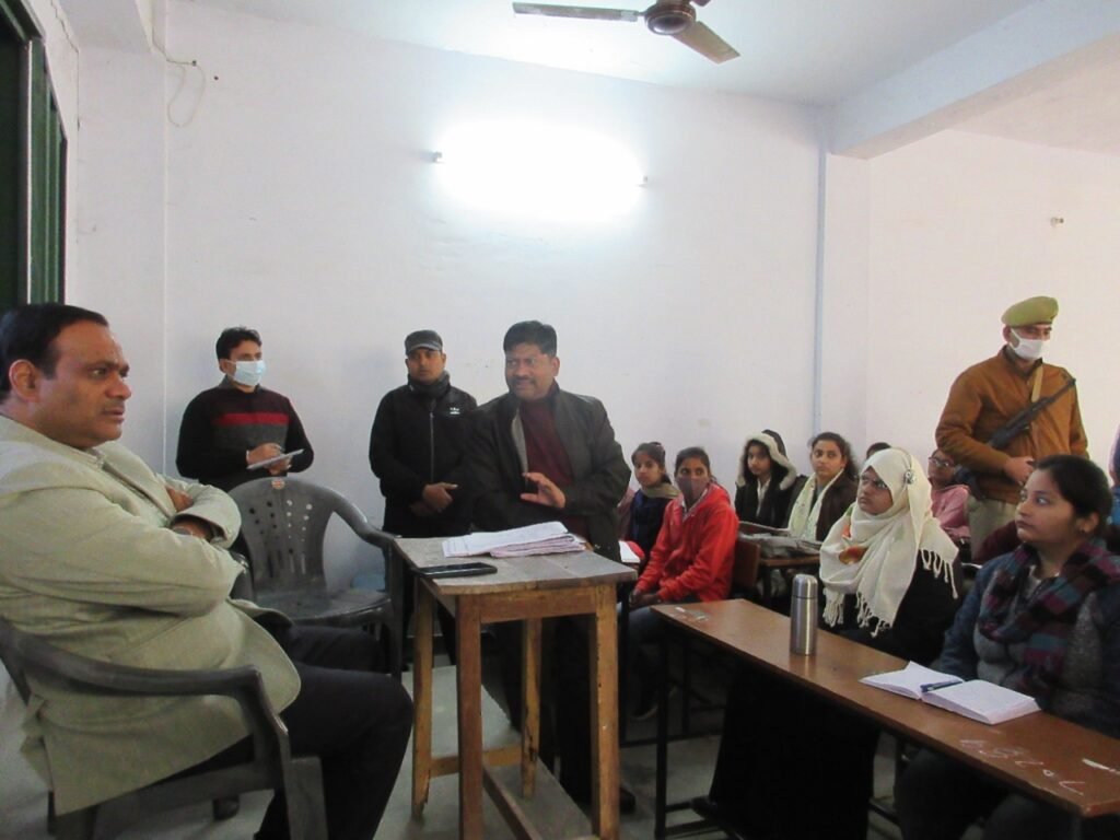 जिलाधिकारी ने प्रतियोगी परीक्षाओं की तैयारी कर रहे छात्रों को दिया सफलता का मंत्र | New India Times