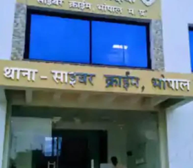 क्रेडिट कार्ड के कैशबैक पाइंट रीडिम करने के नाम पर धोखाधड़ी करने वाले गिरोह के 3 आरोपियों को जिला सायबर क्राइम भोपाल द्वारा किया गया गिरफ्तार | New India Times