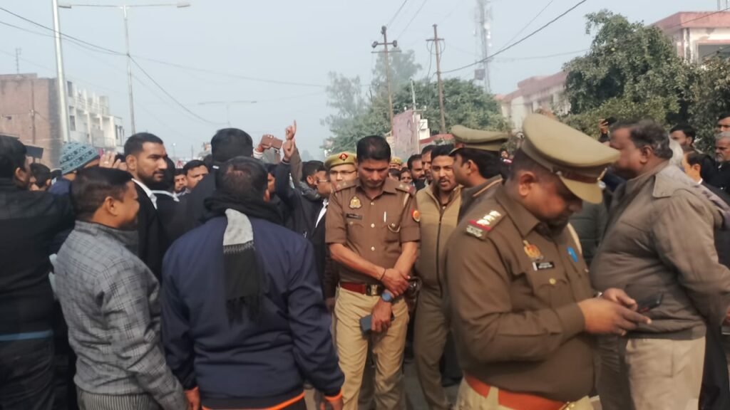 पुलिस द्वारा वकील की पिटाई से नाराज वकील साथियों ने लखनऊ-रायबरेली मार्ग किया जाम, मुकदमा खत्म करने पर बनी बात 2 पुलिस द्वारा वकील की पिटाई से नाराज वकील साथियों ने लखनऊ-रायबरेली मार्ग किया जाम, मुकदमा खत्म करने पर बनी बात | New India Times
