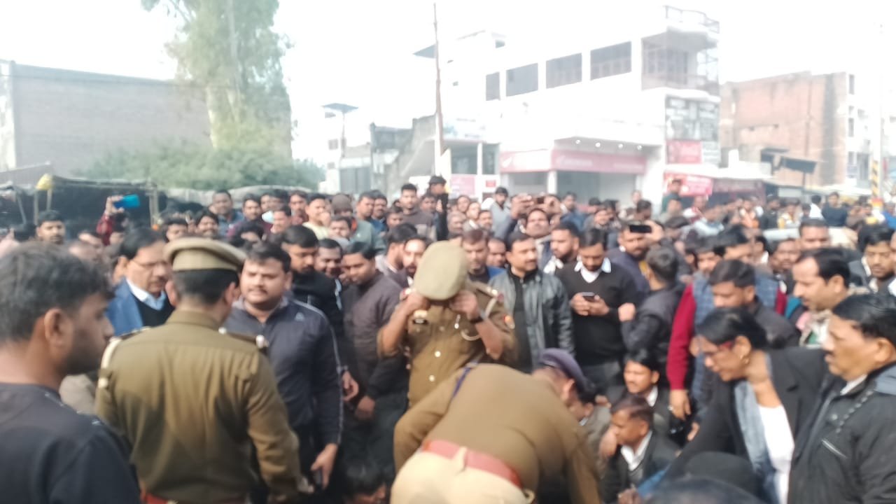 पुलिस द्वारा वकील की पिटाई से नाराज वकील साथियों ने लखनऊ-रायबरेली मार्ग किया जाम, मुकदमा खत्म करने पर बनी बात | New India Times