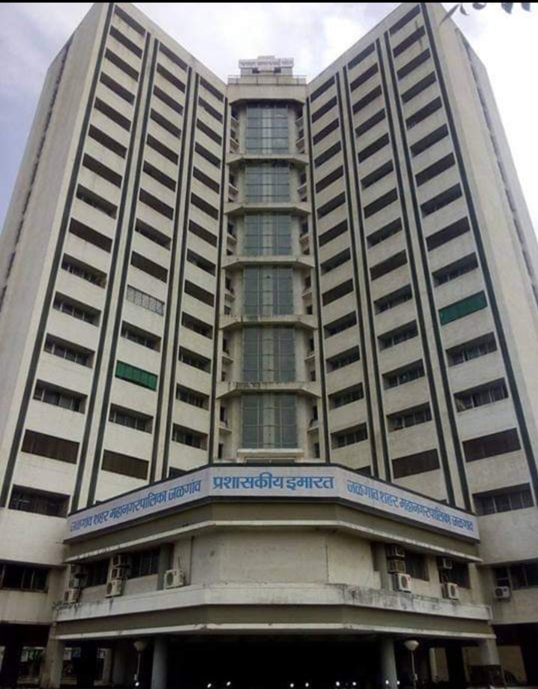 जलगांव में बुनियादी सुविधाओं की बदहाली: जर्जर सड़कों की डामर से लीपापोती, फेफड़ों को कमजोर कर रही है धूलमिट्टी | New India Times