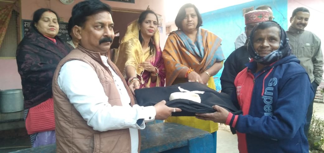 हर वर्ष की भांति इस वर्ष भी श्रीमती चेतना जितेंद्र सिंह तोमर के द्वारा कुष्ठ आश्रम ग्वालियर में कंबल एवं अन्य सामग्री का किया गया वितरण | New India Times