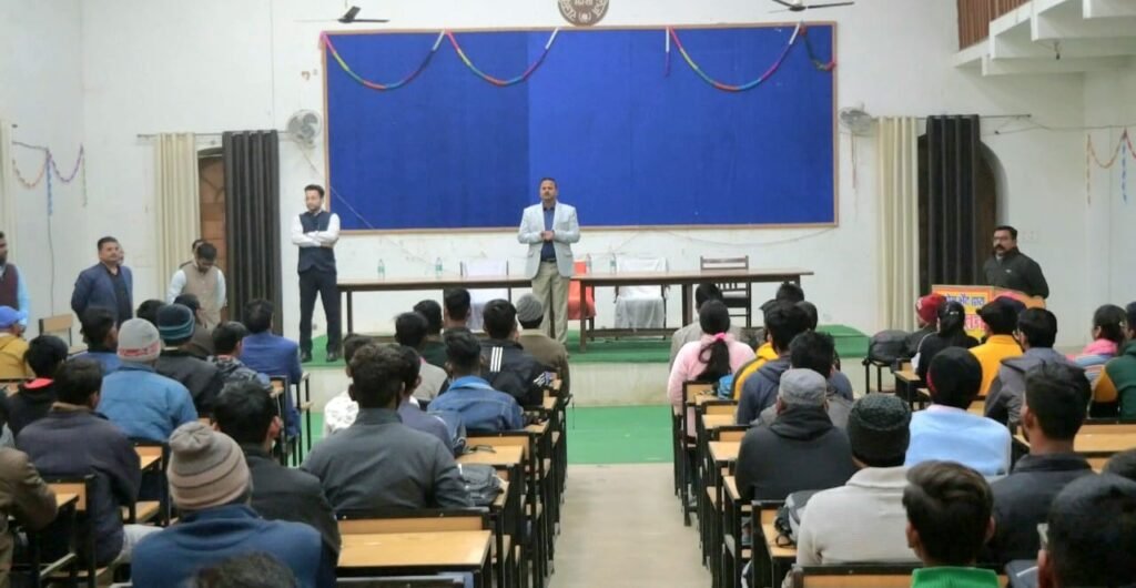 जिलाधिकारी ने अभ्युदय योजना के अंतर्गत आयोजित कार्यक्रम में विद्यार्थियों को किया संबोधित, छात्र-छात्राओं का किया उत्साहवर्धन | New India Times