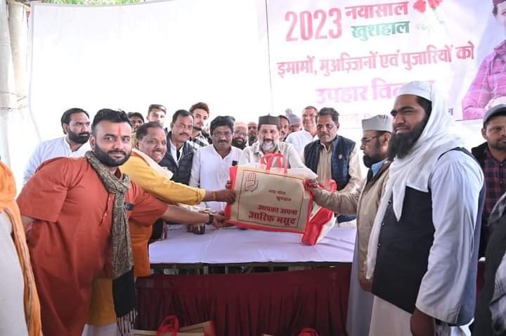 नव वर्ष के मैके पर मंदिर के पुजारियों एवं मस्जिद के इमामों को उपहार स्वरूप जैकिट वितरण कर विधायक आरिफ मसूद ने नफरत भरे माहौल में की भाई चारे की मिसाल कायम | New India Times