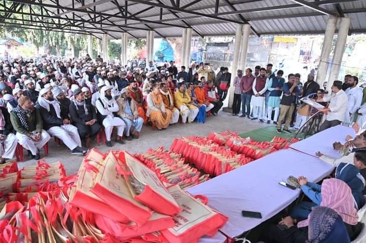 नव वर्ष के मैके पर मंदिर के पुजारियों एवं मस्जिद के इमामों को उपहार स्वरूप जैकिट वितरण कर विधायक आरिफ मसूद ने नफरत भरे माहौल में की भाई चारे की मिसाल कायम | New India Times
