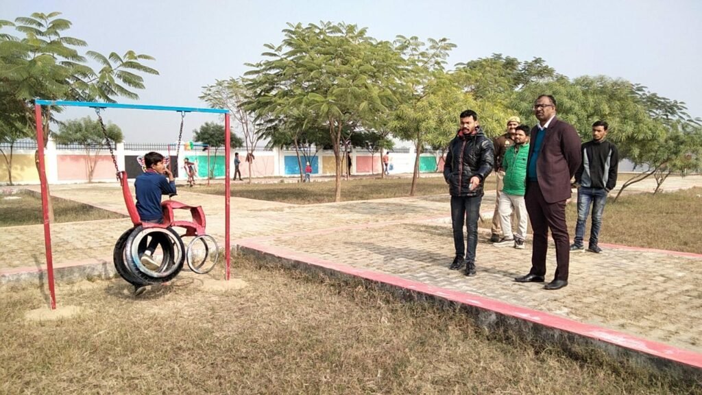 शाहजहांपुर पुलिस ने वृद्धा आश्रम में वितरित किए कंबल | New India Times